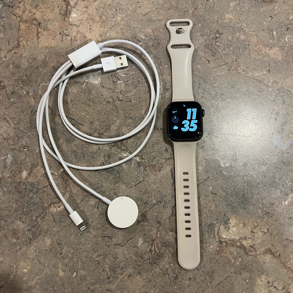 Apple Watch SE 40mm Space Gray Cellular + WIFI Unlocked